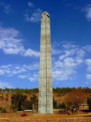 La Stele di Axum. Emblema e sintesi del percorso segmentato dell' “imperialismo italiano”, trasportata in Italia e restituita all'Etiopia dopo lunghe polemiche. Oggi l'Etiopia  devastata da una feroce guerra intestina che ricalca quelle dei secoli precedenti la colonizzazione italiana. Ma poco se ne legge nei “media”.>