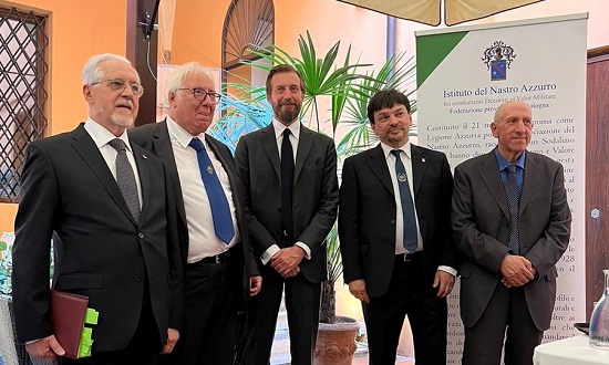 S.A.R. il Principe Aimone di Savoia Aosta, Capo della Real Casa di Savoia, ospite della Federazione del Nastro Azzurro a Bologna (5 giugno 2022) per lintitolazione della Rotonda al principe Luigi Amedeo di Savoia Aosta e per la rievocazione del Vicer d'Etiopia, Amedeo di Savoia, III Duca d'Aosta. Alla sua destra lo Mariano Torre, autore di un robusti saggi storici, e il relatore, presidente della Consulta; alla sua sinistra Andrea Spettoli, presidente del Club Reale Italiano di Bologna.