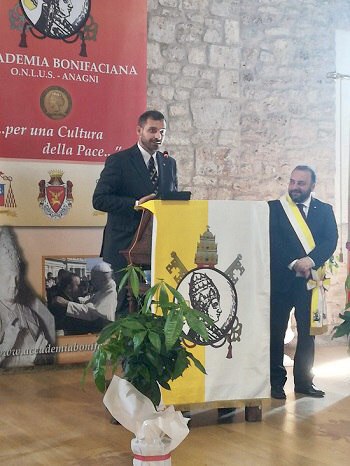 La lettura del messaggio di S.A.R. la Principessa Maria Gabriella di Savoia durante la cerimonia di Anagni. A lato del podio il Gr. Uff. Sante de Angelis, Presidente dell'Accademia Bonifaciana.