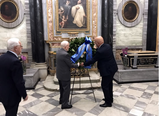 La corona d'alloro deposta dai Gen. Bovio e Zerrillo in omaggio alle tombe reali La corona d'alloro deposta dai Gen. Bovio e Zerrillo in omaggio alle tombe reali