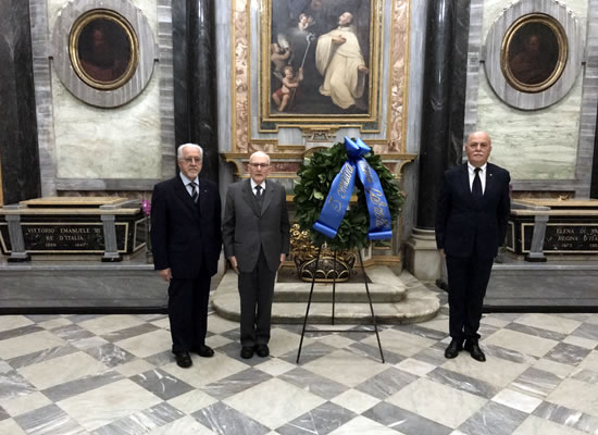 La corona d'alloro e l'omaggio La corona d'alloro e l'omaggio