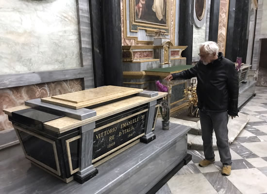 Il prof. Giulio Vignoli pone l'omaggio floreale da parte di S.A.R. la Principessa Maria Beatrice di Savoia Il prof. Giulio Vignoli pone l'omaggio floreale da parte di S.A.R. la Principessa Maria Beatrice di Savoia