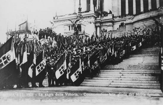 L'arrivo del Milite Ignoto all'Altare della Patria. Foto da www.vanillamagazine.it