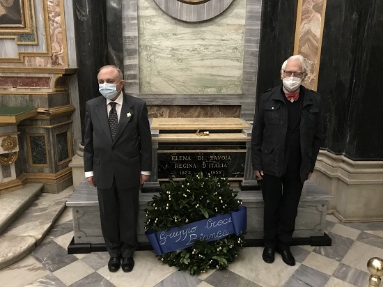 L'omaggio alla tomba della Regina Elena, con la corona d'alloro portata dai rappresentanti del Gruppo Croce Bianca di Torino.