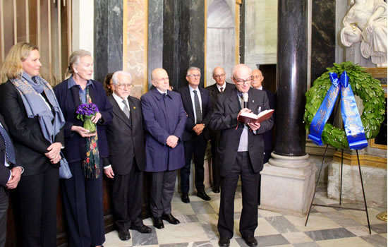 Mons. Meo Bessone durante la benedizione delle tombe reali