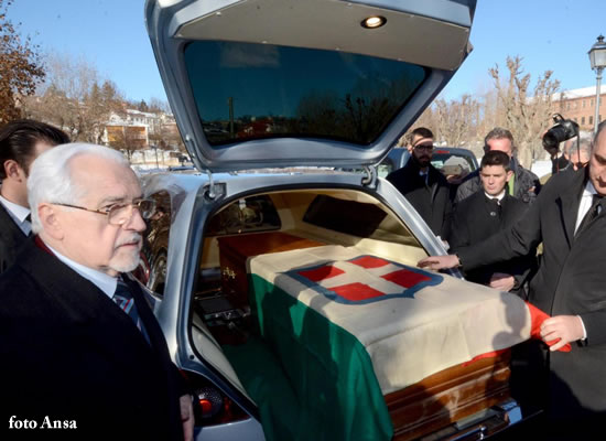 L'arrivo della salma di Vittorio Emanuele III a Vicoforte - foto Ansa