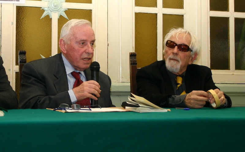 Giulio Vignoli e Sergio Boschiero durante
                        una conferenza a Milano (7 dicembre 2006)