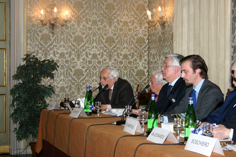 Giulio Vignoli durante una conferenza a
                        Milano, con Mario Cervi, Gian Nicola Amoretti e
                        S.A.R. il Principe Aimone di Savoia (8 aprile
                        2008)