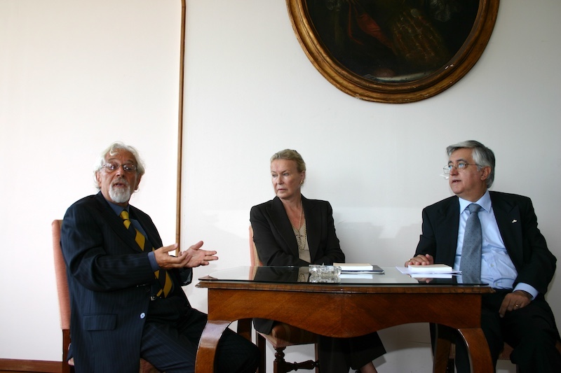 Gilio Vignoli Con S.A.R. la Principessa
                        Maria Gabriella di Savoia e il Presidente
                        dell'U.M.I. e consultore Gian Nicola Amoretti