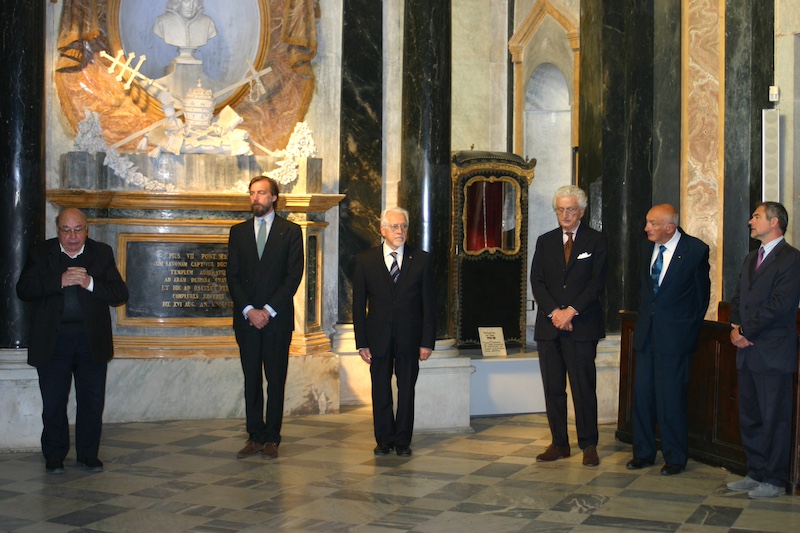 Il Rettore del Santuario
                        durante la preghiera per i Sovrani con il
                        Rettore don Francesco Tar