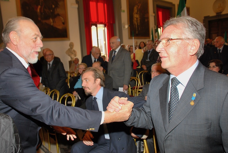 Il caloroso saluto di S.A.R. il
Principe Amedeo di Savoia al Gen. Umberto
Rocca - Roma, 2011 (foto Marcellino Radogna) Il caloroso saluto di S.A.R. il Principe
Amedeo di Savoia al Gen. Umberto Rocca - Roma,
2011 (foto Marcellino Radogna)