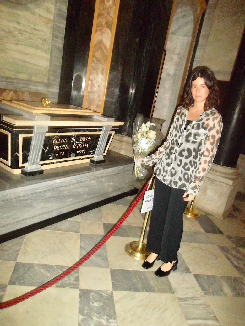 La Dottoressa Maria Jos Pando,
                        nipote di S. A. R. la Principessa Maria Beatrice
                        di Savoia, ultimogenita di Umberto II di Savoia
                        e della regina Maria Jos, si  recata a
                        Vicoforte in visita privata per rendere omaggio
                        alle Reali Tombe di Vittorio Emanuele III e
                        della Regina Elena