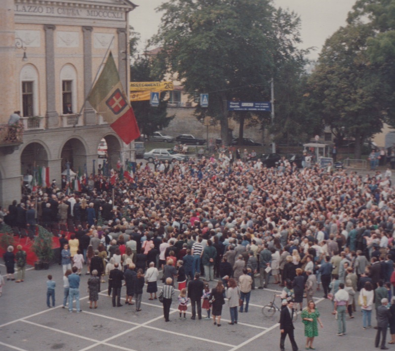 Palazzo di Citt di Racconigi, 19 settembre 1993. Scoprimento del busto bronzeo di Umberto II. Dal balcone sventola il Tricolore Sabaudo, ammainato dalla torre del Quirinale il 13 giugno 1946, alla partenza di Umberto II da Roma per il Portogallo. Essa venne affidata da Vittorio Emanuele di Savoia ad Aldo A. Mola, che tenne il discorso commemorativo, ed a Gianni Seja, andati in missione a Vesenaz. Nel pomeriggio, a Torre San Giorgio venne intitolata la prima piazza in Italia a Umberto II Re d'Italia, malgrado il parere contrario di una deputazione storica.