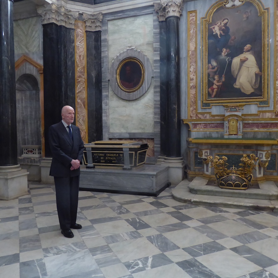 Nella fotografia Simeone II, 88 anni, nella prima visita, strettamente privata, alle Tombe di Vittorio Emanuele III e della Regina Elena nel Santuario di Vicoforte (11 ottobre 2025).